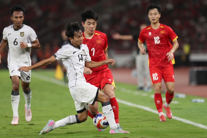 U23 Đông Nam Á 2025: Vì sao HLV Kim Sang-sik vái lạy trọng tài?- Ảnh 4. U23 Đông Nam Á 2025: Vì sao HLV Kim Sang-sik vái lạy trọng tài?- Ảnh 4.