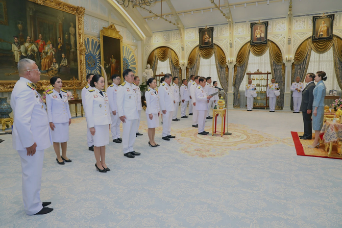 Nội các tuyên thệ nhậm chức, Thái Lan có quyền thủ tướng mới - Ảnh 2. Nội các mới của Thái Lan tuyên thệ nhậm chức, bà Paetongtarn có mặt - Ảnh 2.