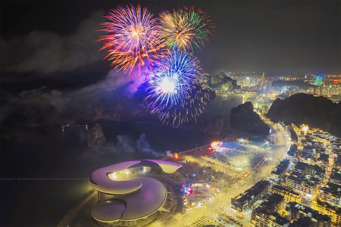 "Đại tiệc pháo hoa" mỗi cuối tuần tại Hạ Long- Ảnh 1. "Đại tiệc pháo hoa" mỗi cuối tuần tại Hạ Long- Ảnh 1.