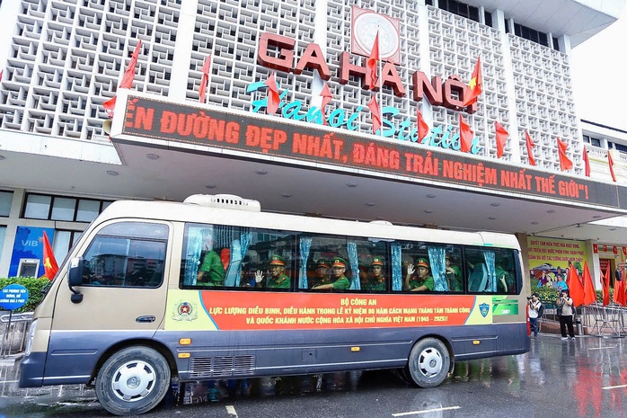 Đón 566 cán bộ, chiến sĩ từ TP HCM ra Hà Nội tập luyện cho nhiệm vụ A80 - Ảnh 8.