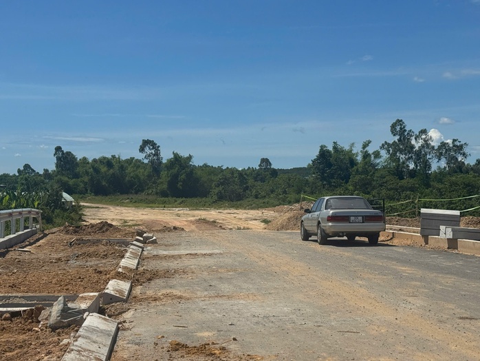 Cận cảnh cầu Quảng Đà hàng trăm tỉ thiếu đường dẫn, dân "nóng ruột"- Ảnh 12. Cận cảnh cầu Quảng Đà hàng trăm tỉ thiếu đường dẫn, dân "nóng ruột"- Ảnh 12.