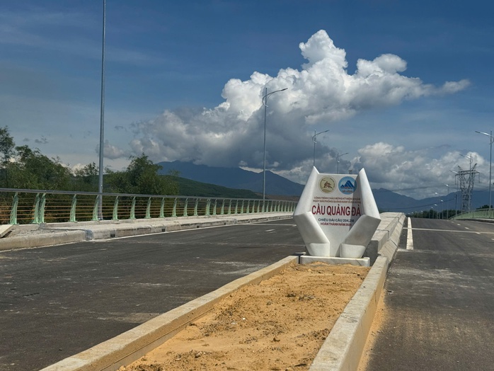 Cận cảnh cầu Quảng Đà hàng trăm tỉ thiếu đường dẫn, dân "nóng ruột"- Ảnh 3. Cận cảnh cầu Quảng Đà hàng trăm tỉ thiếu đường dẫn, dân "nóng ruột"- Ảnh 3.