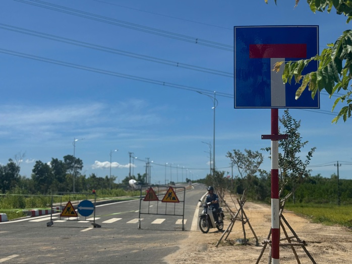 Cận cảnh cầu Quảng Đà hàng trăm tỉ thiếu đường dẫn, dân "nóng ruột"- Ảnh 7. Cận cảnh cầu Quảng Đà hàng trăm tỉ thiếu đường dẫn, dân "nóng ruột"- Ảnh 7.