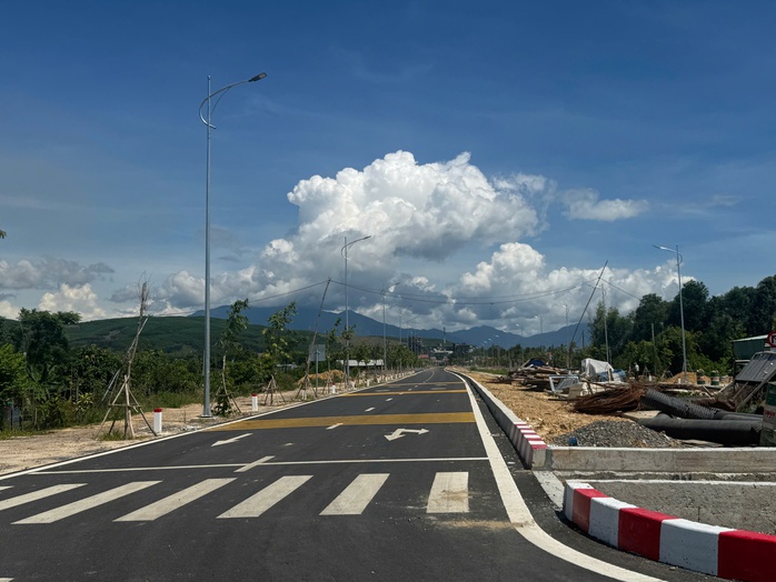 Cận cảnh cầu Quảng Đà hàng trăm tỉ thiếu đường dẫn, dân "nóng ruột"- Ảnh 4. Cận cảnh cầu Quảng Đà hàng trăm tỉ thiếu đường dẫn, dân "nóng ruột"- Ảnh 4.