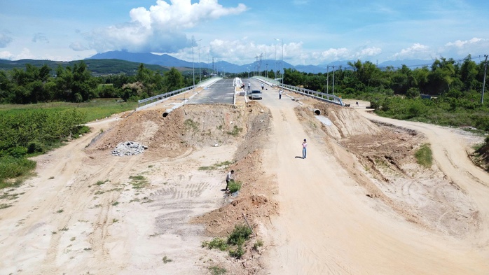 Cận cảnh cầu Quảng Đà hàng trăm tỉ thiếu đường dẫn, dân "nóng ruột"- Ảnh 10. Cận cảnh cầu Quảng Đà hàng trăm tỉ thiếu đường dẫn, dân "nóng ruột"- Ảnh 10.