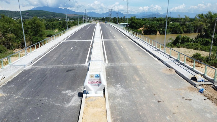 Cận cảnh cầu Quảng Đà hàng trăm tỉ thiếu đường dẫn, dân "nóng ruột"- Ảnh 8. Cận cảnh cầu Quảng Đà hàng trăm tỉ thiếu đường dẫn, dân "nóng ruột"- Ảnh 8.
