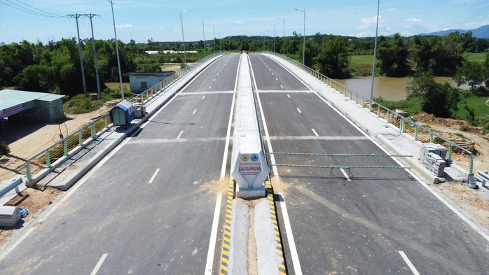 Cận cảnh cầu Quảng Đà hàng trăm tỉ thiếu đường dẫn, dân "nóng ruột"- Ảnh 1. Cận cảnh cầu Quảng Đà hàng trăm tỉ thiếu đường dẫn, dân "nóng ruột"- Ảnh 1.