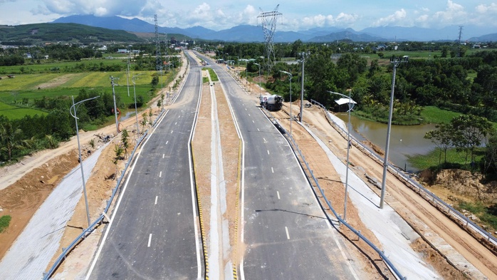 Cận cảnh cầu Quảng Đà hàng trăm tỉ thiếu đường dẫn, dân "nóng ruột"- Ảnh 9. Cận cảnh cầu Quảng Đà hàng trăm tỉ thiếu đường dẫn, dân "nóng ruột"- Ảnh 9.