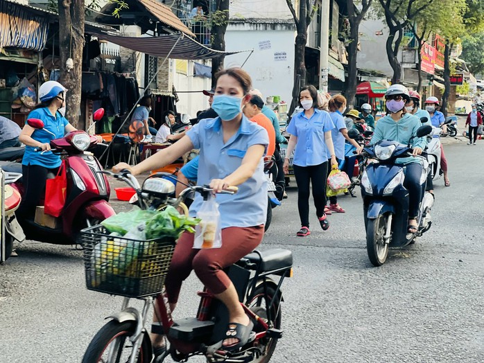 Tiền lương thấp, công nhân trì hoãn kết hôn và sinh con - Ảnh 1.