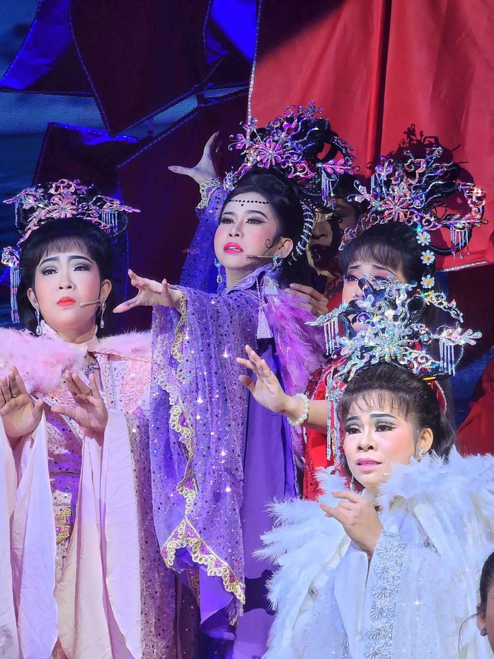 NS Bình Tinh tái diễn "Giang Sơn Mỹ Nhân" - Vở tuồng bảo bối của Huỳnh Long - Ảnh 1.