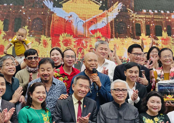 Dư âm sau triển lãm Nguyễn Á: Lưu giữ ký ức, thắp lên khát vọng tương lai- Ảnh 4. Dư âm sau triển lãm Nguyễn Á: Lưu giữ ký ức, thắp lên khát vọng tương lai- Ảnh 4.