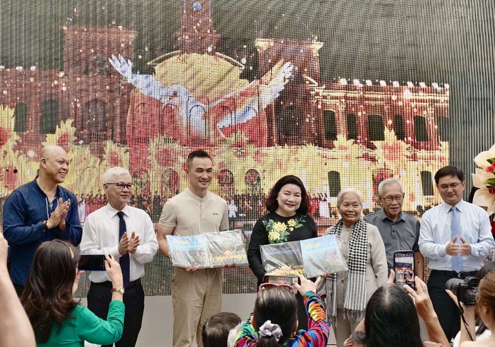 Dư âm sau triển lãm Nguyễn Á: Lưu giữ ký ức, thắp lên khát vọng tương lai- Ảnh 2. Dư âm sau triển lãm Nguyễn Á: Lưu giữ ký ức, thắp lên khát vọng tương lai- Ảnh 2.