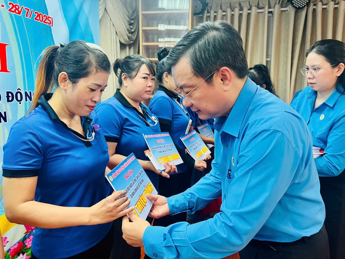 Trao tặng hàng ngàn phần quà cho người lao động có hoàn cảnh khó khăn - Ảnh 2.