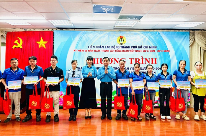 Trao tặng hàng ngàn phần quà cho người lao động có hoàn cảnh khó khăn - Ảnh 1.