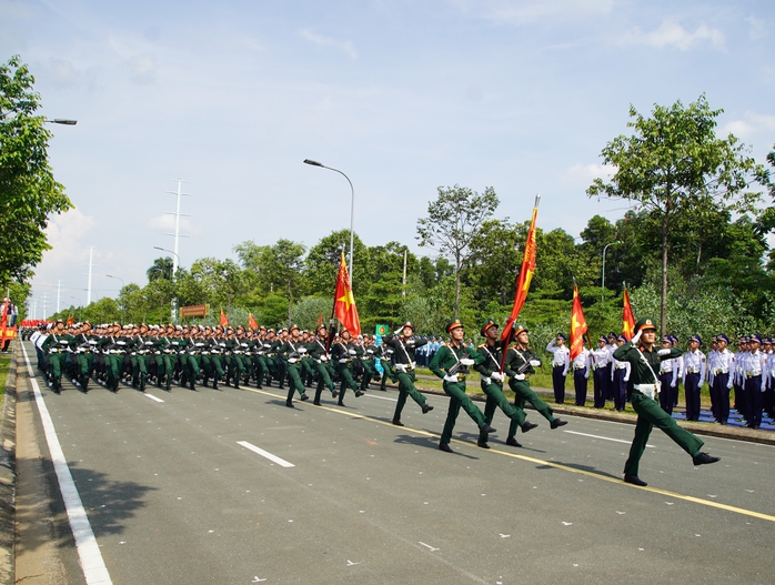 Chiến sĩ quân đội đổ mồ hôi trên thao trường, sẵn sàng diễu binh, diễu hành ngày Quốc khánh 2-9- Ảnh 2. Chiến sĩ quân đội đổ mồ hôi trên thao trường, sẵn sàng diễu binh, diễu hành ngày Quốc khánh 2-9- Ảnh 2.