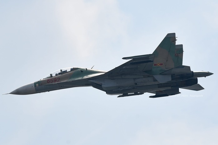 Ngắm trực thăng Mi và tiêm kích su 30 - mk 2 bay qua quảng trường Ba Đình - Ảnh 1.