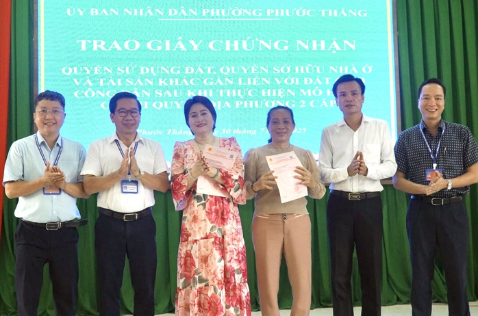 TP HCM cấp giấy chứng nhận quyền sử dụng đất cho công dân đầu tiên tại phường Phước Thắng - Ảnh 1. TP HCM cấp giấy chứng nhận quyền sử dụng đất cho công dân đầu tiên tại phường Phước Thắng - Ảnh 1.