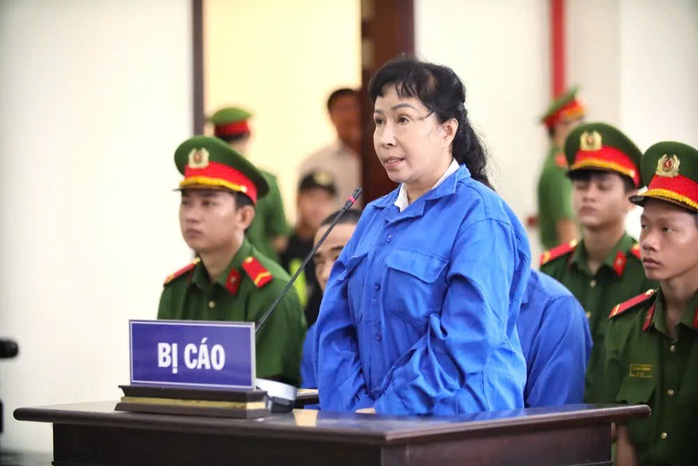 Đề nghị án chung thân cho Nguyễn Thị Cẩm Hồng trong vụ lừa đảo gần 1 . 000 Người - Ảnh 1. Đề nghị án chung thân cho Nguyễn Thị Cẩm Hồng trong vụ lừa đảo gần 1 . 000 Người - Ảnh 1.