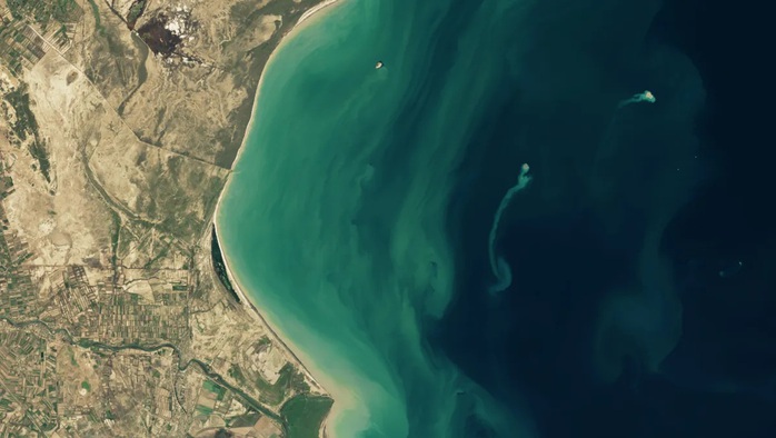 Vệ tinh NASA phát hiện "đảo ma" kỳ lạ giữa biển Caspi - Ảnh 2.