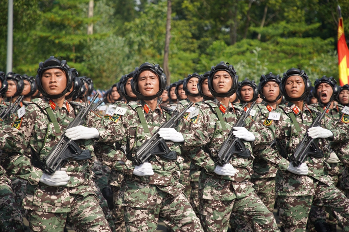 Chiến sĩ quân đội đổ mồ hôi trên thao trường, sẵn sàng diễu binh, diễu hành ngày Quốc khánh 2-9- Ảnh 3. Chiến sĩ quân đội đổ mồ hôi trên thao trường, sẵn sàng diễu binh, diễu hành ngày Quốc khánh 2-9- Ảnh 3.