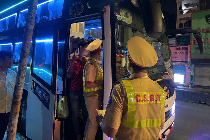 TP HCM: CSGT tổng kiểm soát, xử lý xe kinh doanh vận tải- Ảnh 1. TP HCM: CSGT tổng kiểm soát, xử lý xe kinh doanh vận tải- Ảnh 1.