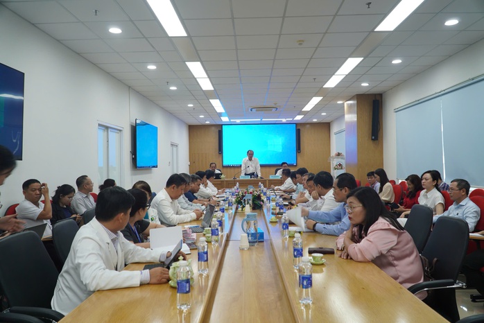 TP HCM họp khẩn để ngăn chặn tình trạng cò khám bệnh lộng hành - Ảnh 1.