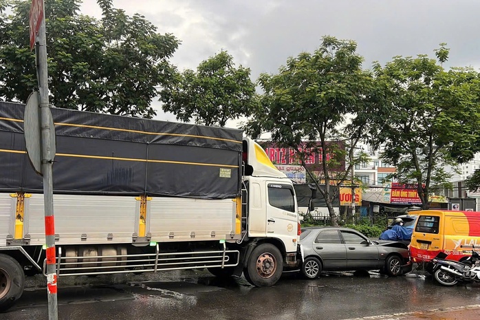 Sớm tách làn ô tô - xe máy - Ảnh 1.