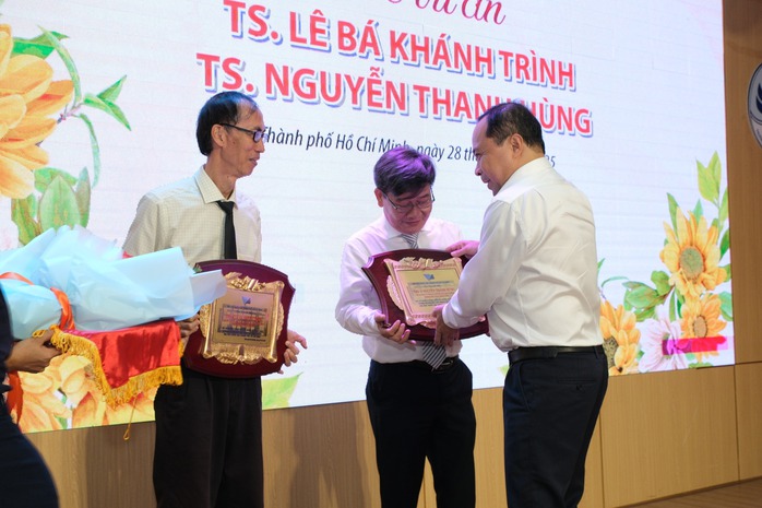 TS Lê Bá Khánh Trình: Về hưu nhưng không nghỉ!- Ảnh 3. TS Lê Bá Khánh Trình: Về hưu nhưng không nghỉ!- Ảnh 3.
