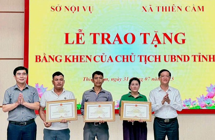 3 công dân dũng cảm tham gia ứng cứu 34 thuyền viên và du khách trong vụ chìm tàu- Ảnh 1. 3 công dân dũng cảm tham gia ứng cứu 34 thuyền viên và du khách trong vụ chìm tàu- Ảnh 1.