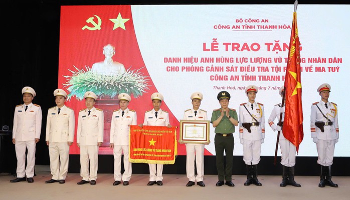 Đại tướng Lương Tam Quang trao danh hiệu Anh hùng cho một phòng Công an Thanh Hóa- Ảnh 1. Đại tướng Lương Tam Quang trao danh hiệu Anh hùng cho một phòng Công an Thanh Hóa- Ảnh 1.