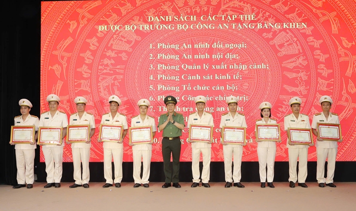Đại tướng Lương Tam Quang trao danh hiệu Anh hùng cho một phòng Công an Thanh Hóa- Ảnh 2. Đại tướng Lương Tam Quang trao danh hiệu Anh hùng cho một phòng Công an Thanh Hóa- Ảnh 2.