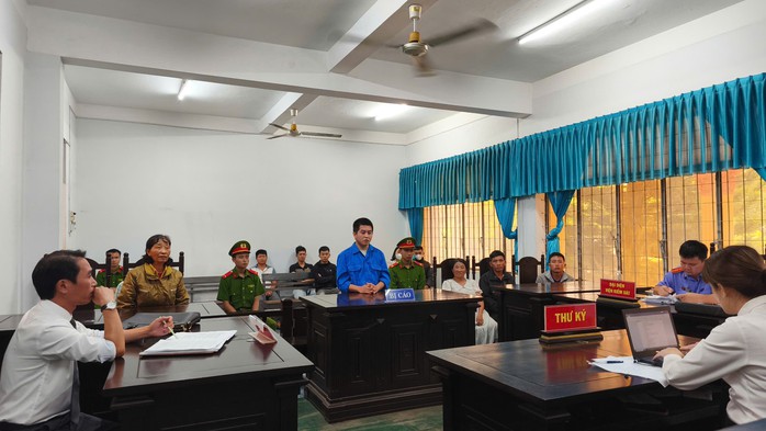 Ảo giác vì hít keo con chó X-66, nghịch tử vung dao chém mẹ trọng thương- Ảnh 1. Ảo giác vì hít keo con chó X-66, nghịch tử vung dao chém mẹ trọng thương- Ảnh 1.
