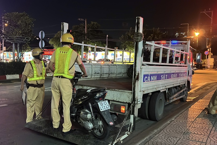 Bất ngờ nhiều kết quả đo nồng độ cồn đêm 31-7- Ảnh 2. Bất ngờ nhiều kết quả đo nồng độ cồn đêm 31-7- Ảnh 2.