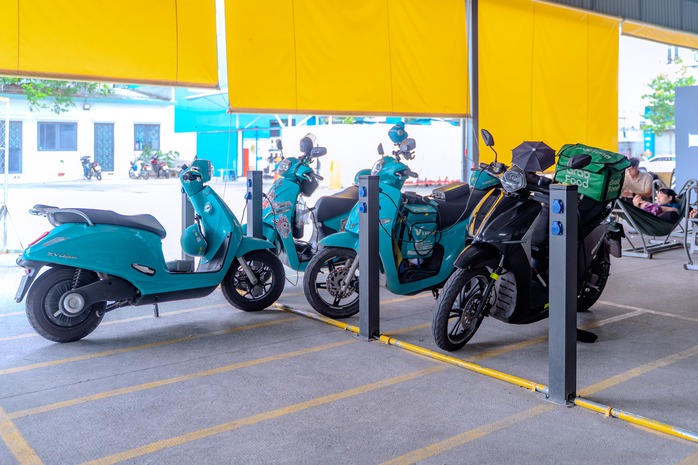 Đua nhau mở quán cà phê sạc xe điện: Cảnh báo rủi ro pháp lý - Ảnh 1. Đua nhau mở quán cà phê sạc xe điện: Cảnh báo rủi ro pháp lý - Ảnh 1.