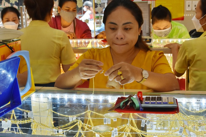Giá vàng hôm nay, 1-8: Tiếp tục lao dốc - Ảnh 1.