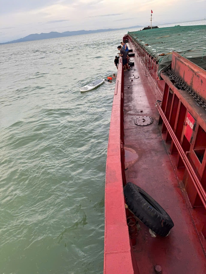 Cứu sống 2 bố con sau một đêm lênh đênh trên biển- Ảnh 3. Cứu sống 2 bố con sau một đêm lênh đênh trên biển- Ảnh 3.