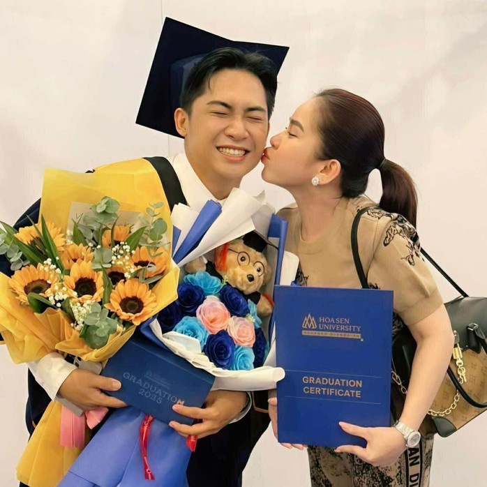 Sau hoá thân vai Công an, Ngọc Cương lãnh bằng cử nhân đại học trong niềm xúc động- Ảnh 5. Sau hoá thân vai Công an, Ngọc Cương lãnh bằng cử nhân đại học trong niềm xúc động- Ảnh 5.