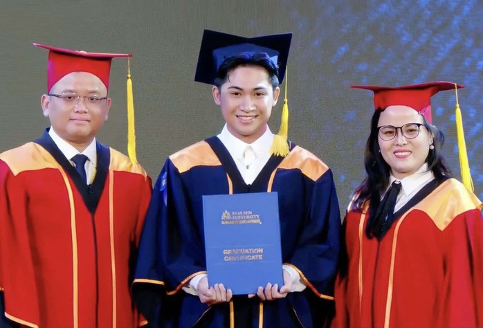Sau hoá thân vai Công an, Ngọc Cương lãnh bằng cử nhân đại học trong niềm xúc động- Ảnh 2. Sau hoá thân vai Công an, Ngọc Cương lãnh bằng cử nhân đại học trong niềm xúc động- Ảnh 2.