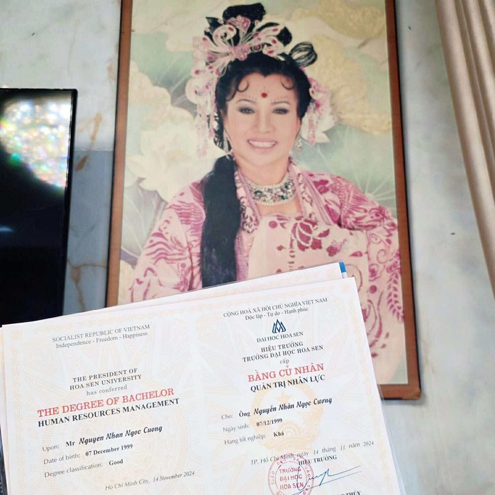 Sau hoá thân vai Công an, Ngọc Cương lãnh bằng cử nhân đại học trong niềm xúc động- Ảnh 4. Sau hoá thân vai Công an, Ngọc Cương lãnh bằng cử nhân đại học trong niềm xúc động- Ảnh 4.