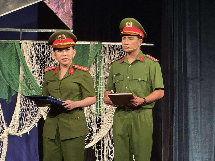 Sau hoá thân vai Công an, Ngọc Cương lãnh bằng cử nhân đại học trong niềm xúc động- Ảnh 7. Sau hoá thân vai Công an, Ngọc Cương lãnh bằng cử nhân đại học trong niềm xúc động- Ảnh 7.