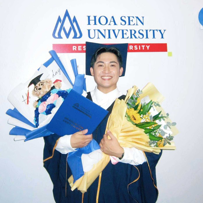 Sau hoá thân vai Công an, Ngọc Cương lãnh bằng cử nhân đại học trong niềm xúc động- Ảnh 6. Sau hoá thân vai Công an, Ngọc Cương lãnh bằng cử nhân đại học trong niềm xúc động- Ảnh 6.