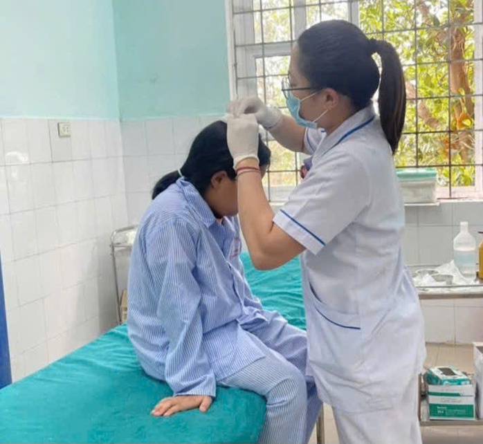 Bé gái 10 tuổi bất ngờ bị khỉ tấn công khi vào Rào Vịnh - Ảnh 1. Bé gái 10 tuổi bất ngờ bị khỉ tấn công khi vào Rào Vịnh - Ảnh 1.