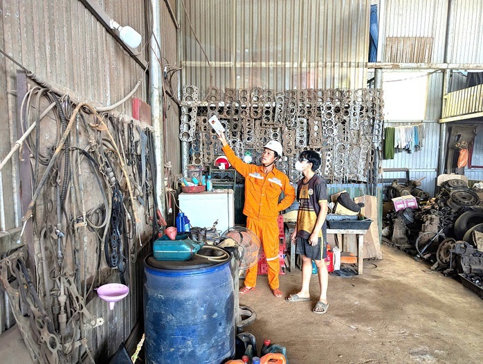 EVNCPC đẩy mạnh tuyên truyền, kiểm tra an toàn điện trong cộng đồng- Ảnh 3. EVNCPC đẩy mạnh tuyên truyền, kiểm tra an toàn điện trong cộng đồng- Ảnh 3.