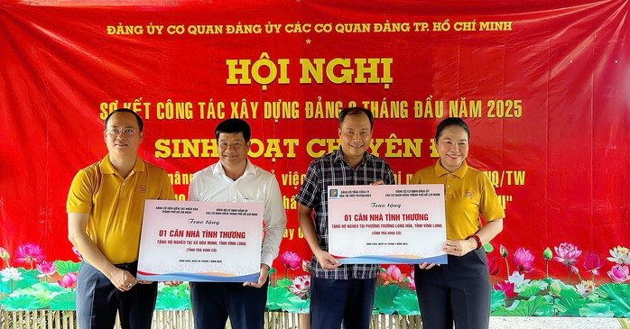 Trao 2 căn nhà tình thương cho 2 hộ dân khó khăn của tỉnh Vĩnh Long- Ảnh 1. Trao 2 căn nhà tình thương cho 2 hộ dân khó khăn của tỉnh Vĩnh Long- Ảnh 1.