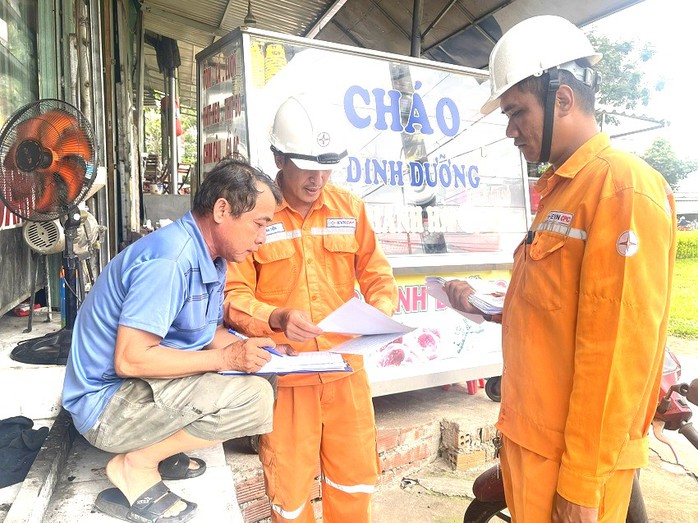 EVNCPC đẩy mạnh tuyên truyền, kiểm tra an toàn điện trong cộng đồng- Ảnh 4. EVNCPC đẩy mạnh tuyên truyền, kiểm tra an toàn điện trong cộng đồng- Ảnh 4.