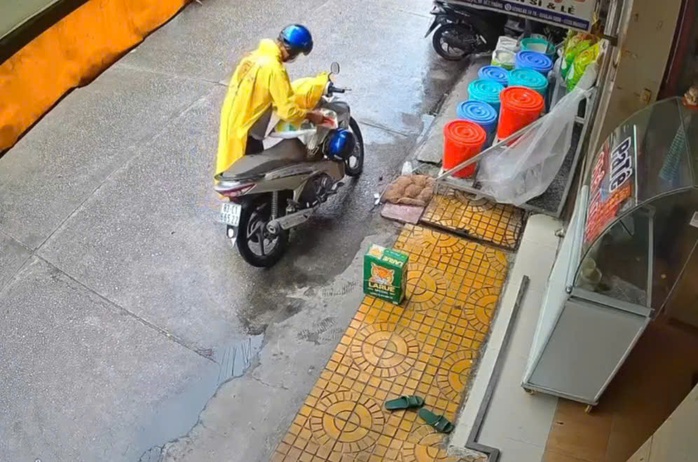 CLIP: Hành động gây sốc của người đàn ông đi xe xịn ở miền Tây - Ảnh 1. CLIP: Hành động gây sốc của người đàn ông đi xe xịn ở miền Tây - Ảnh 1.