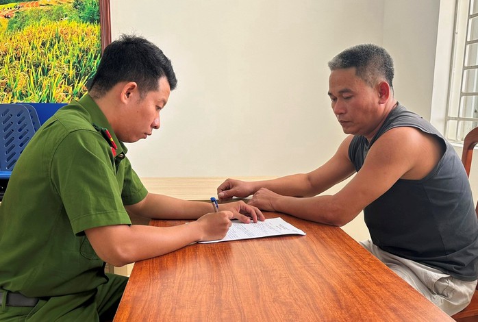 Tạm giữ tài xế xe đầu kéo chống người thi hành công vụ tại Hải Phòng - Ảnh 1. Tạm giữ tài xế xe đầu kéo chống người thi hành công vụ tại Hải Phòng - Ảnh 1.