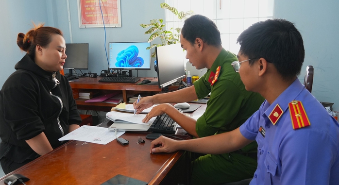 CLIP: Khởi tố cô gái “ém” 100 triệu đồng của người chuyển nhầm- Ảnh 1. CLIP: Khởi tố cô gái “ém” 100 triệu đồng của người chuyển nhầm- Ảnh 1.