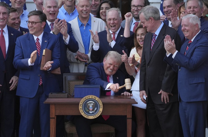 Tổng thống Donald Trump ký ban hành luật thuế và chi tiêu "to và đẹp"- Ảnh 1. Tổng thống Donald Trump ký ban hành luật thuế và chi tiêu "to và đẹp"- Ảnh 1.