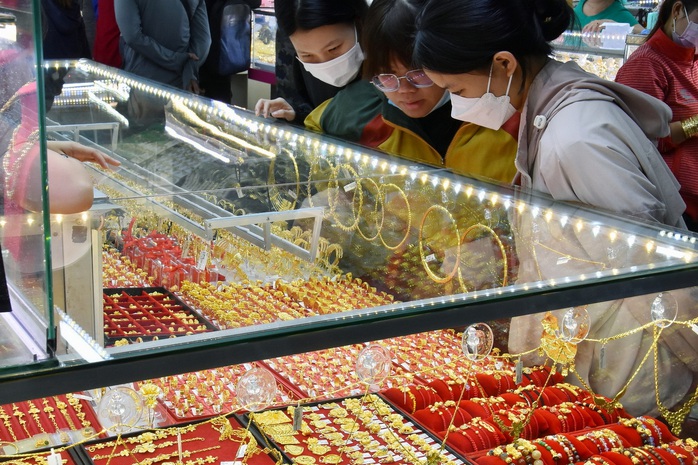 Diễn biến bất ngờ của giá vàng miếng SJC tự do sáng 5-7 - Ảnh 2. Diễn biến bất ngờ của giá vàng miếng SJC tự do sáng 5-7 - Ảnh 2.